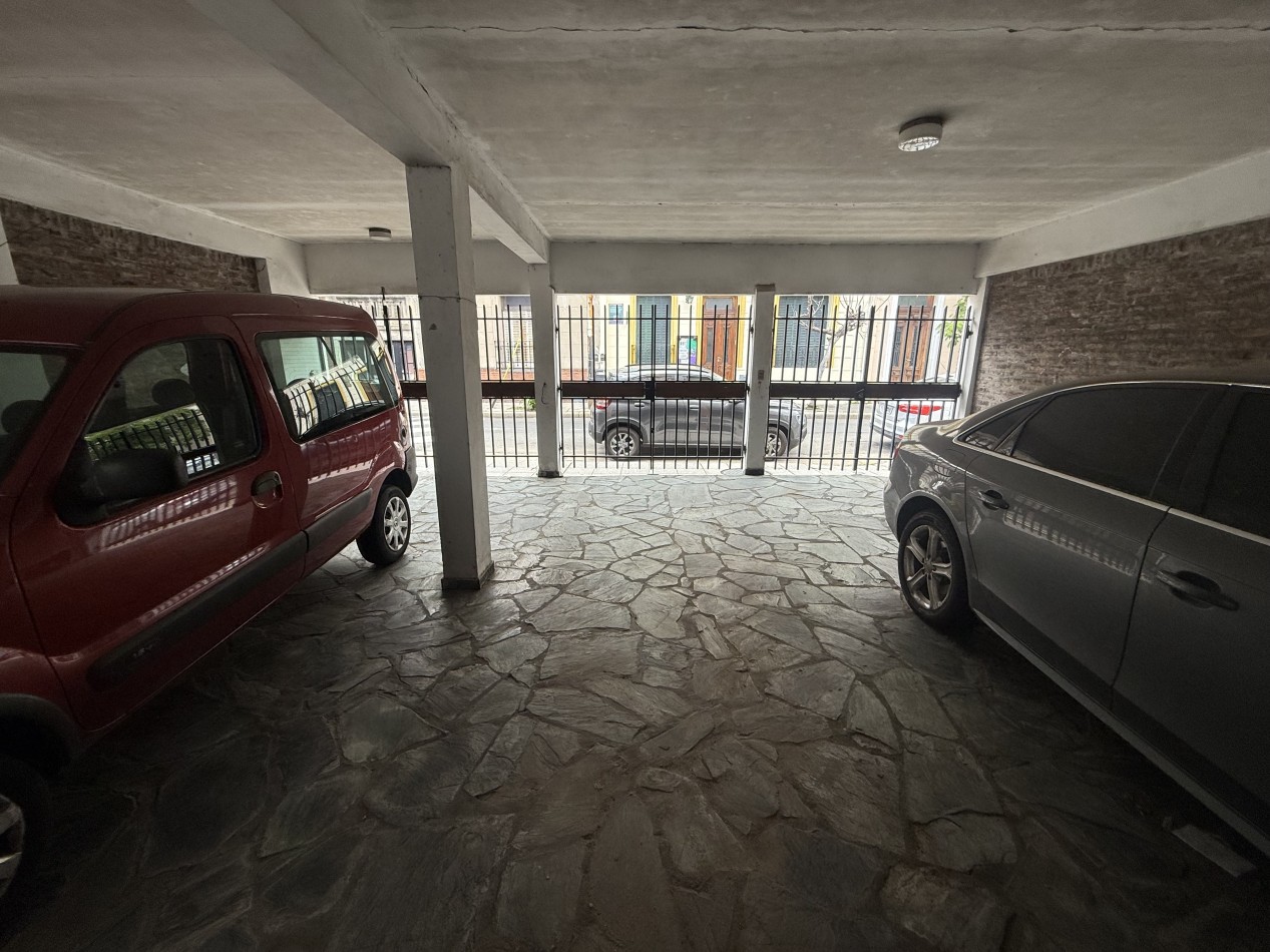 Casa Lote Propio con Jardin y cochera para 3 autos a Refaccionar 