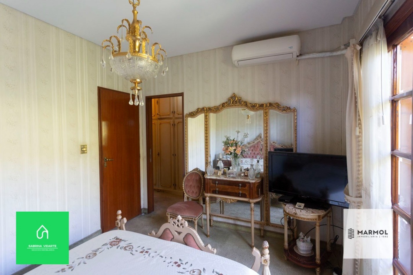 Extraordinaria Casa 4 amb con Parque, Piscina, Cochera para 3 autos y Ascensor.