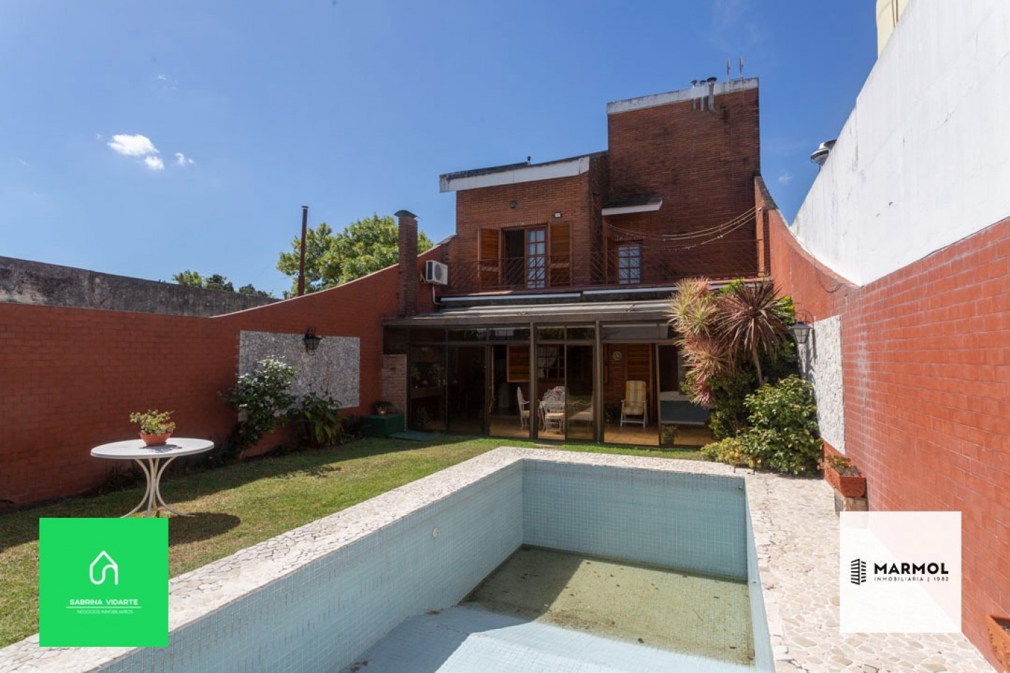 Extraordinaria Casa 4 amb con Parque, Piscina, Cochera para 3 autos y Ascensor.