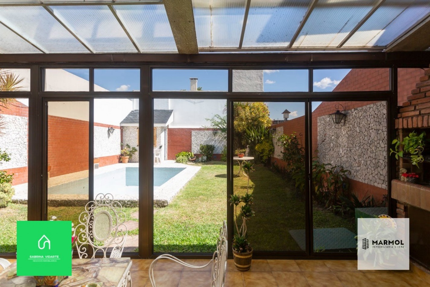 Extraordinaria Casa 4 amb con Parque, Piscina, Cochera para 3 autos y Ascensor.