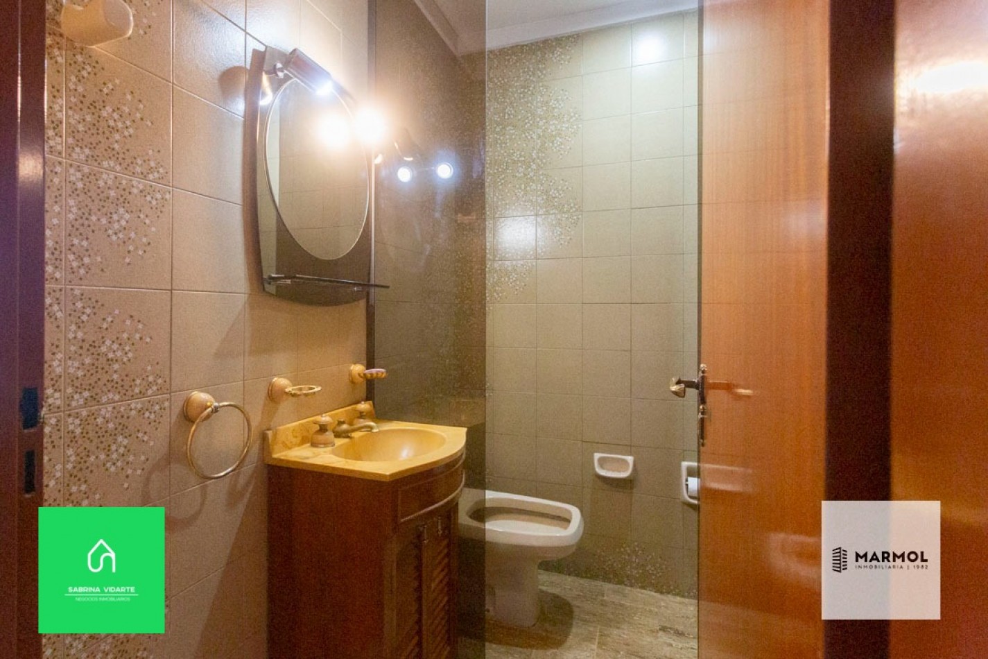 Extraordinaria Casa 4 amb con Parque, Piscina, Cochera para 3 autos y Ascensor.