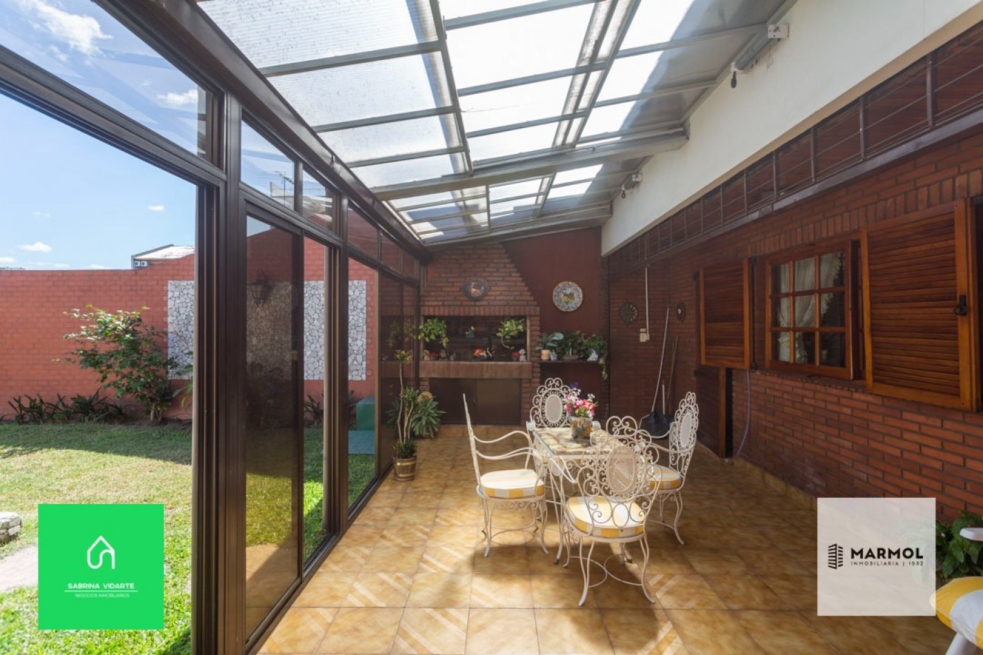 Extraordinaria Casa 4 amb con Parque, Piscina, Cochera para 3 autos y Ascensor.