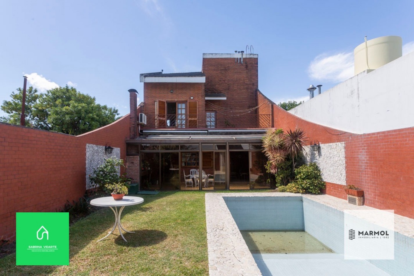Extraordinaria Casa 4 amb con Parque, Piscina, Cochera para 3 autos y Ascensor.