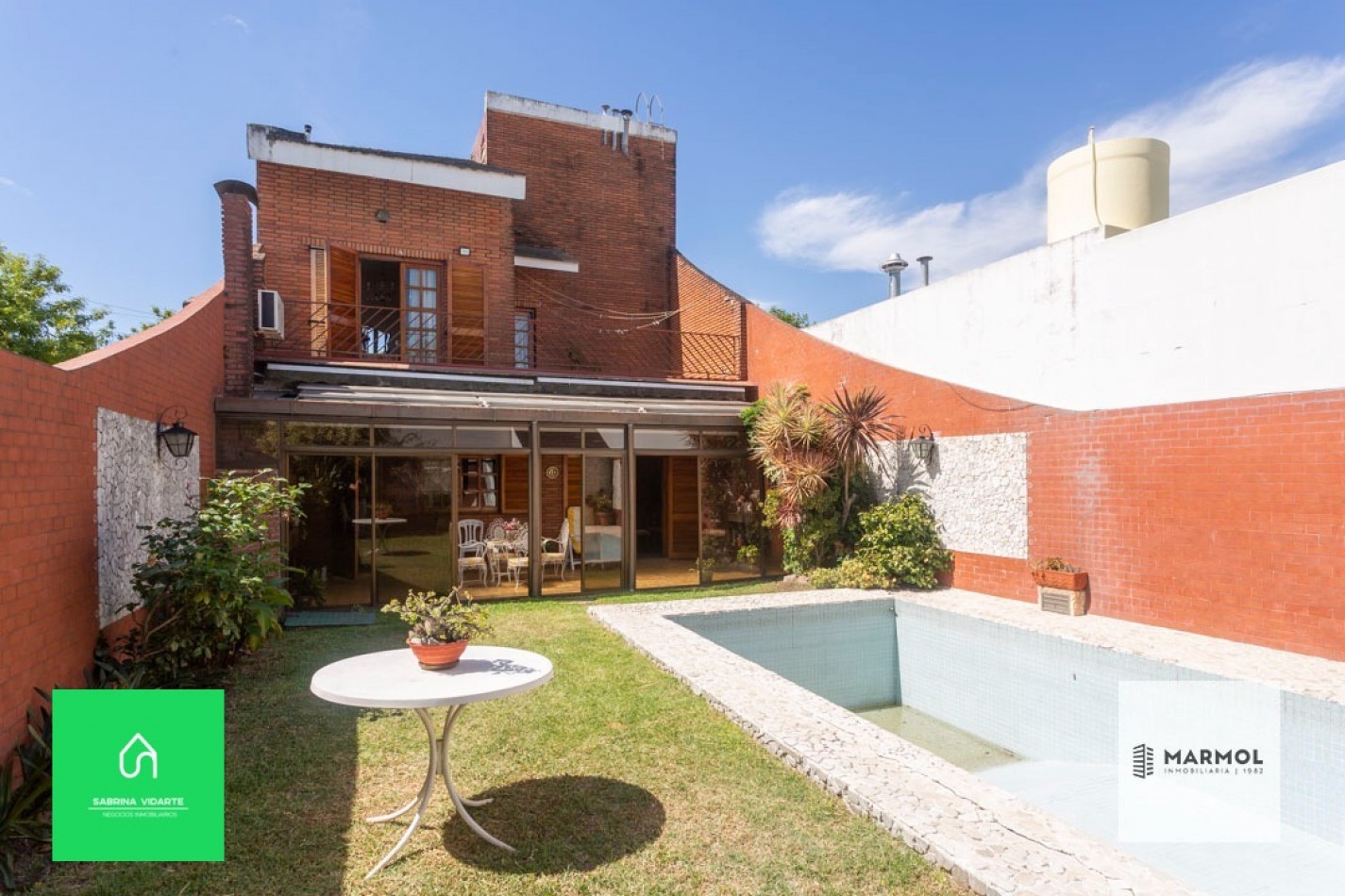 Extraordinaria Casa 4 amb con Parque, Piscina, Cochera para 3 autos y Ascensor.