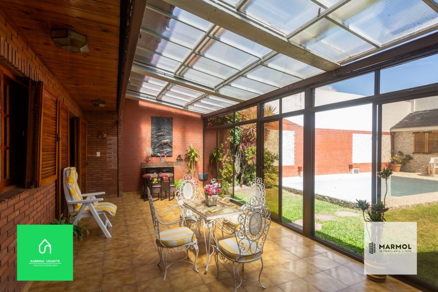 Extraordinaria Casa 4 amb con Parque, Piscina, Cochera para 3 autos y Ascensor.