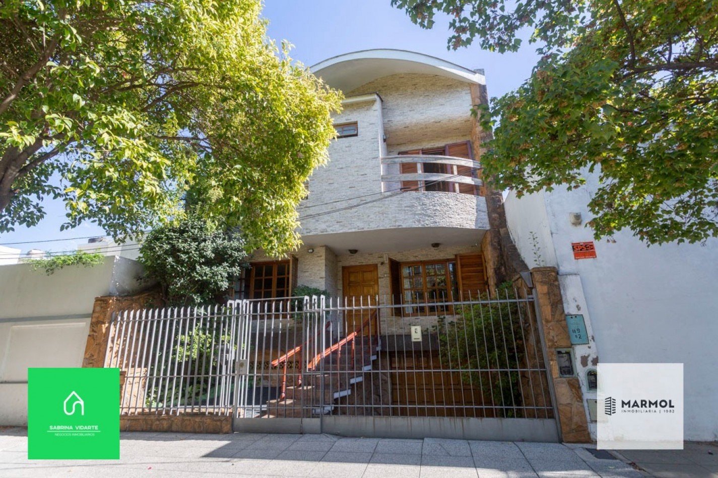 Extraordinaria Casa 4 amb con Parque, Piscina, Cochera para 3 autos y Ascensor.