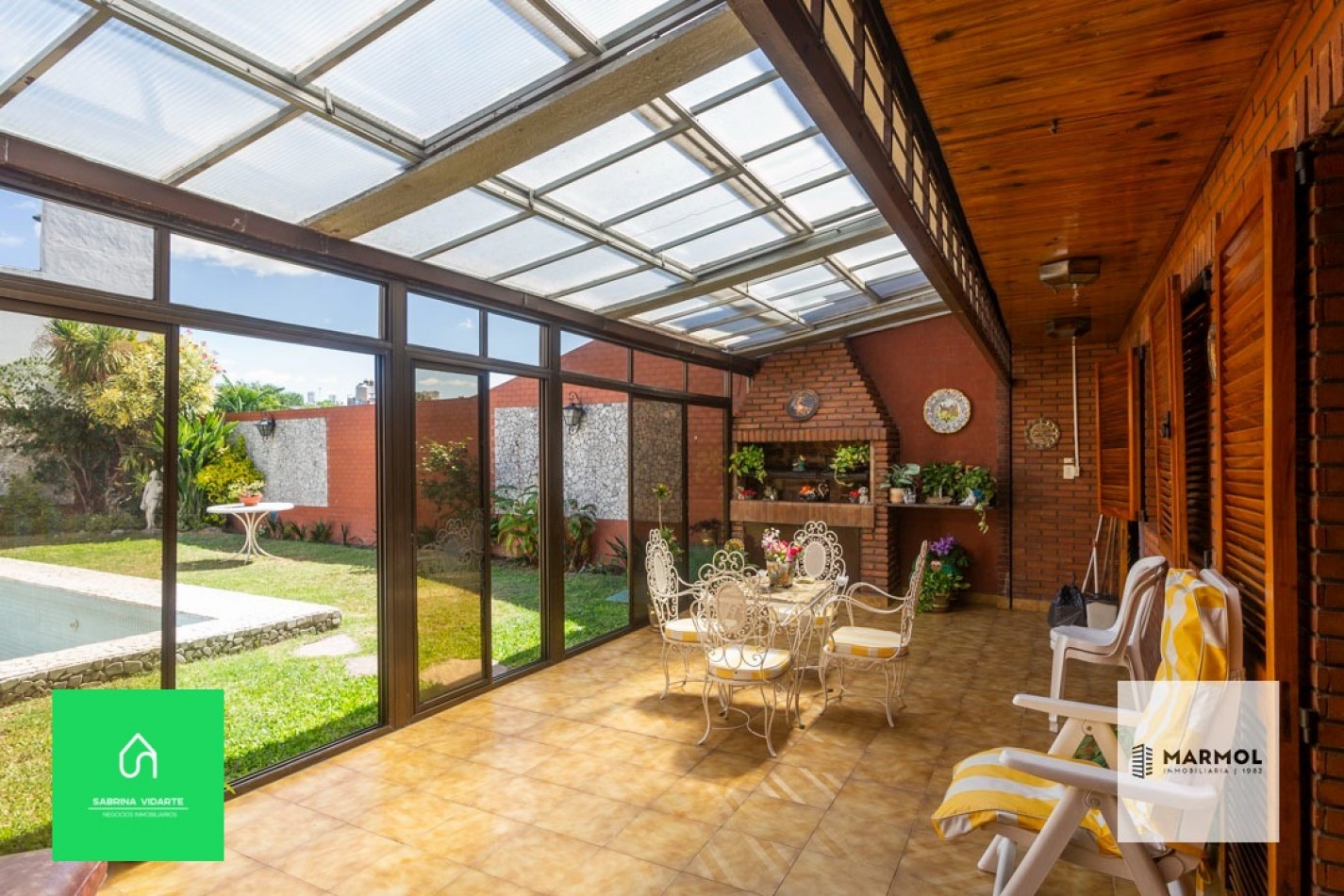 Extraordinaria Casa 4 amb con Parque, Piscina, Cochera para 3 autos y Ascensor.