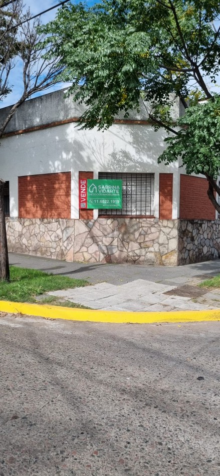 Casa sobre lote Propio en esquina 4 amb, Cochera, Terraza con espacio aereo Ideal Reforma.