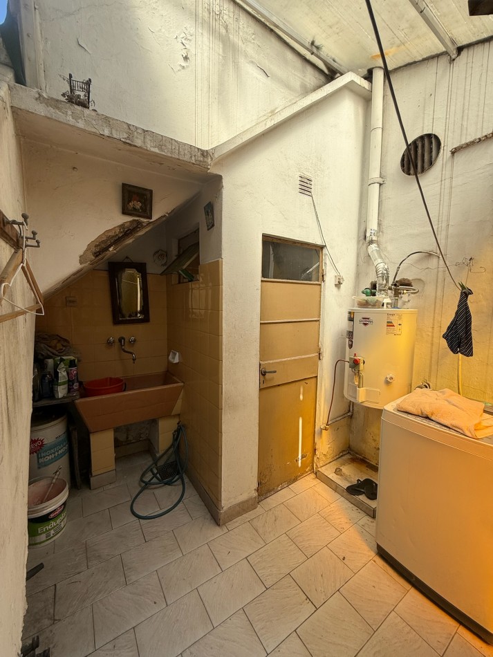 Casa sobre lote Propio en esquina 4 amb, Cochera, Terraza con espacio aereo Ideal Reforma.