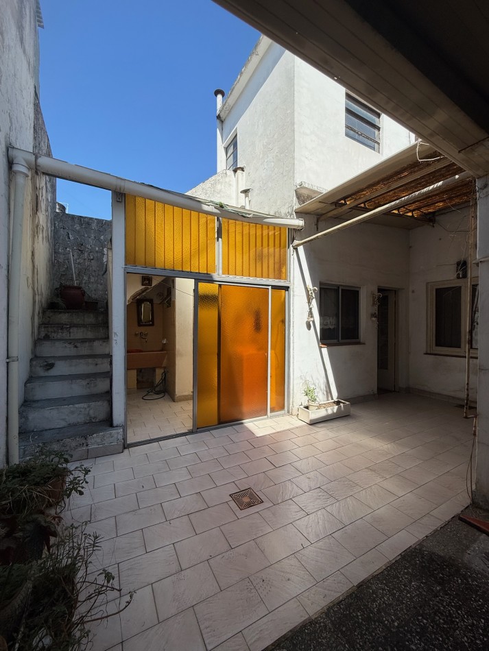 Casa sobre lote Propio en esquina 4 amb, Cochera, Terraza con espacio aereo Ideal Reforma.