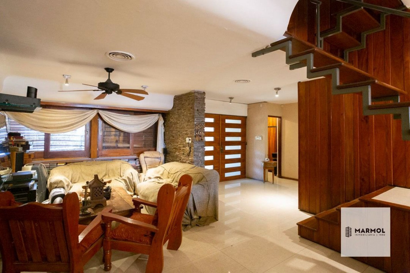 Extraordinaria Casa con Importante Lote con Fondo y Piscina