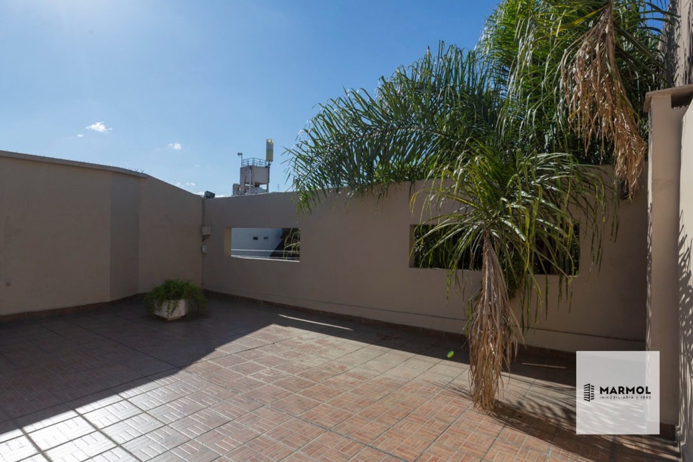 Extraordinaria Casa con Importante Lote con Fondo y Piscina