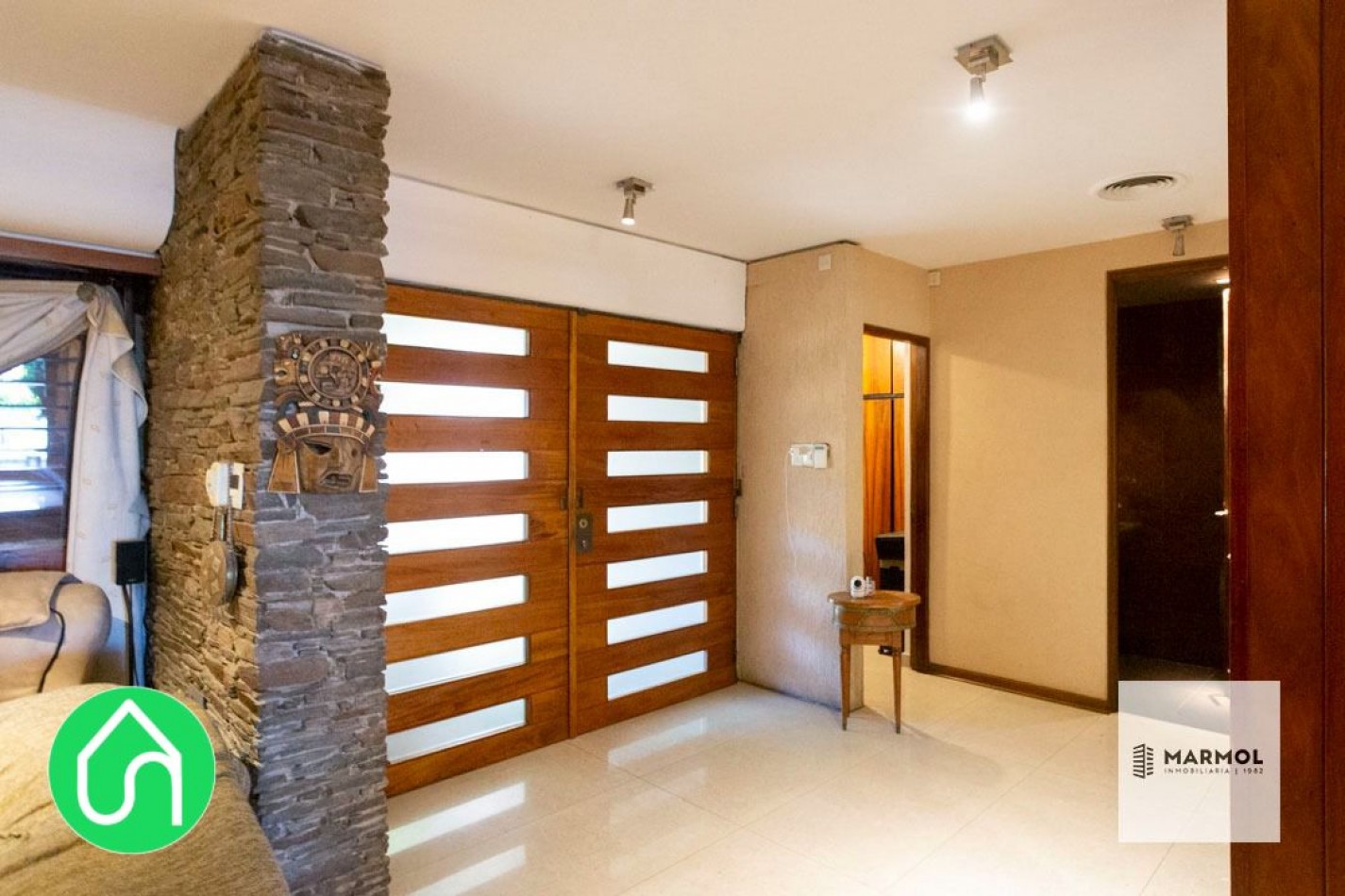 Extraordinaria Casa con Importante Lote con Fondo y Piscina