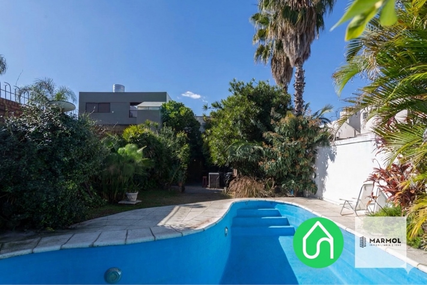Extraordinaria Casa con Importante Lote con Fondo y Piscina