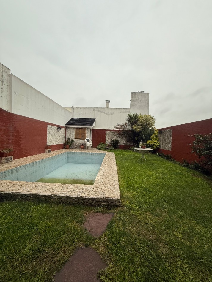 Extraordinaria Casa 4 amb con Parque, Piscina, Cochera para 3 autos y Ascensor