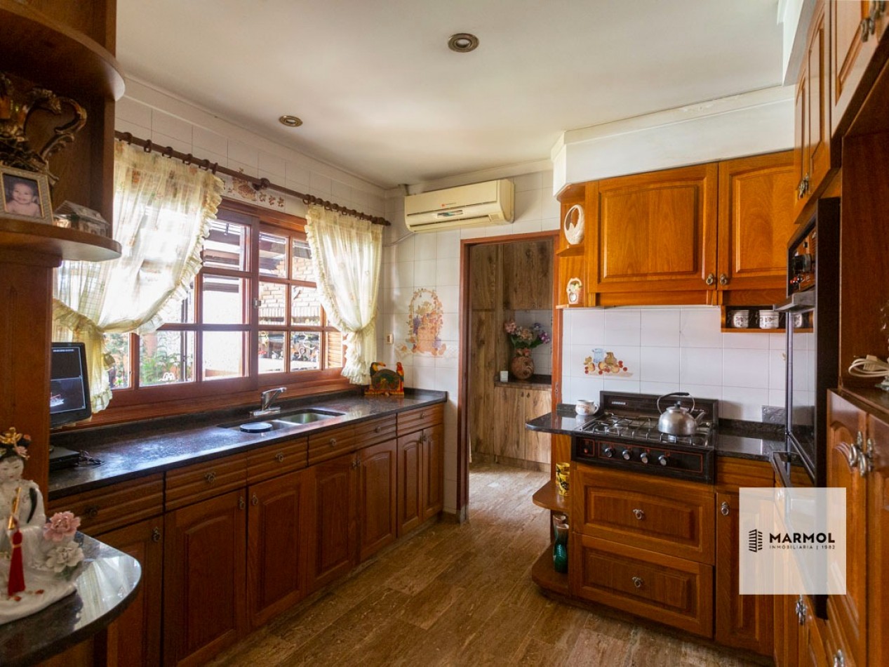 Extraordinaria Casa 4 amb con Parque, Piscina, Cochera para 3 autos y Ascensor