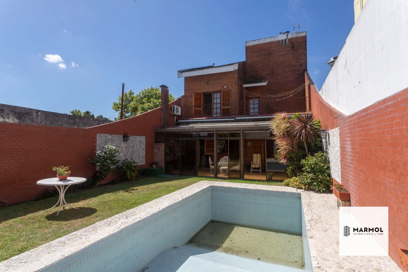 Extraordinaria Casa 4 amb con Parque, Piscina, Cochera para 3 autos y Ascensor