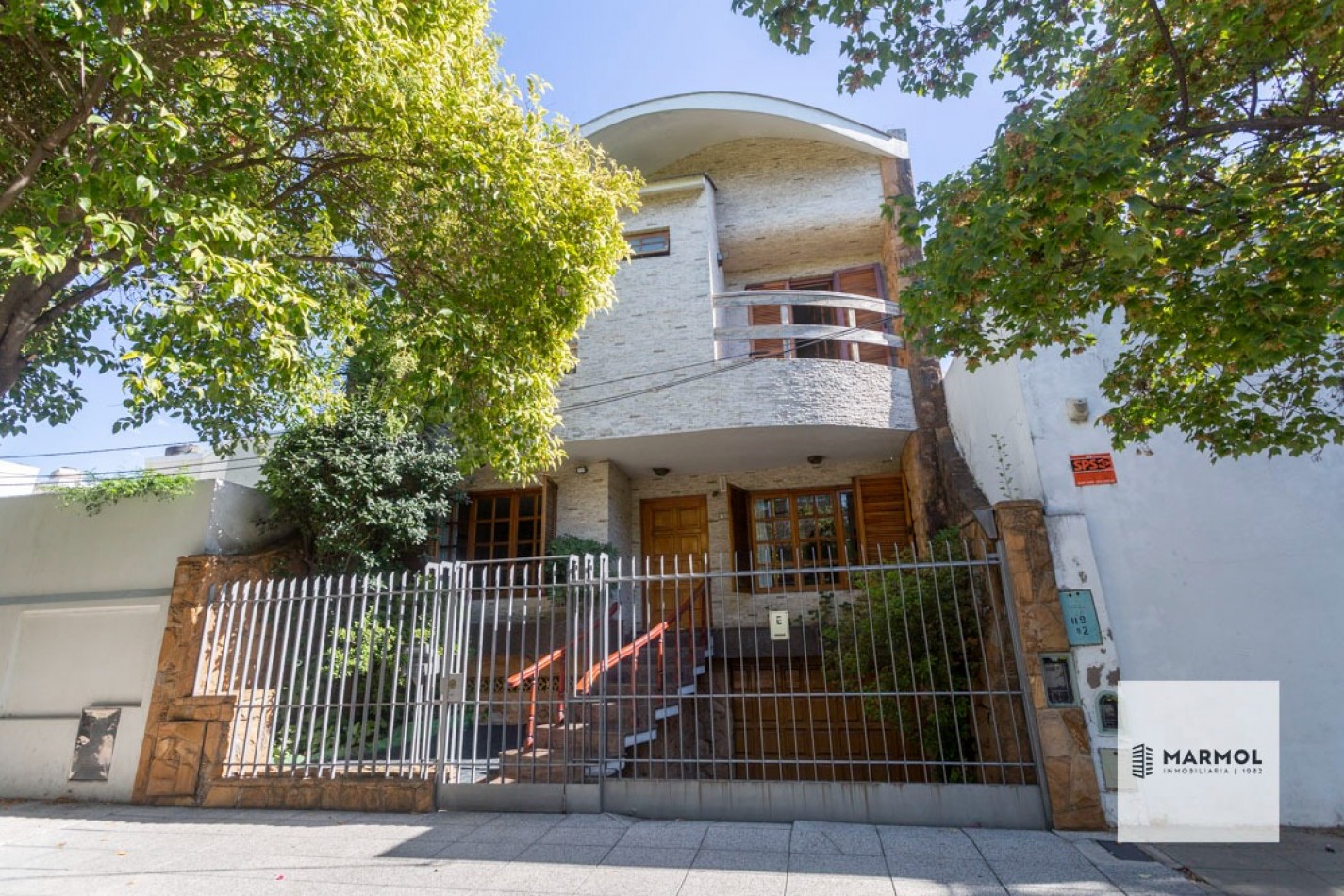 Extraordinaria Casa 4 amb con Parque, Piscina, Cochera para 3 autos y Ascensor