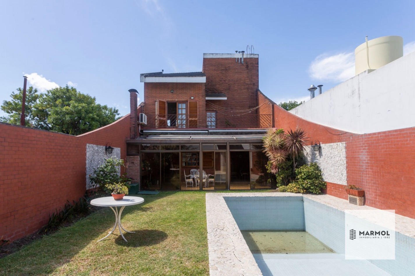 Extraordinaria Casa 4 amb con Parque, Piscina, Cochera para 3 autos y Ascensor