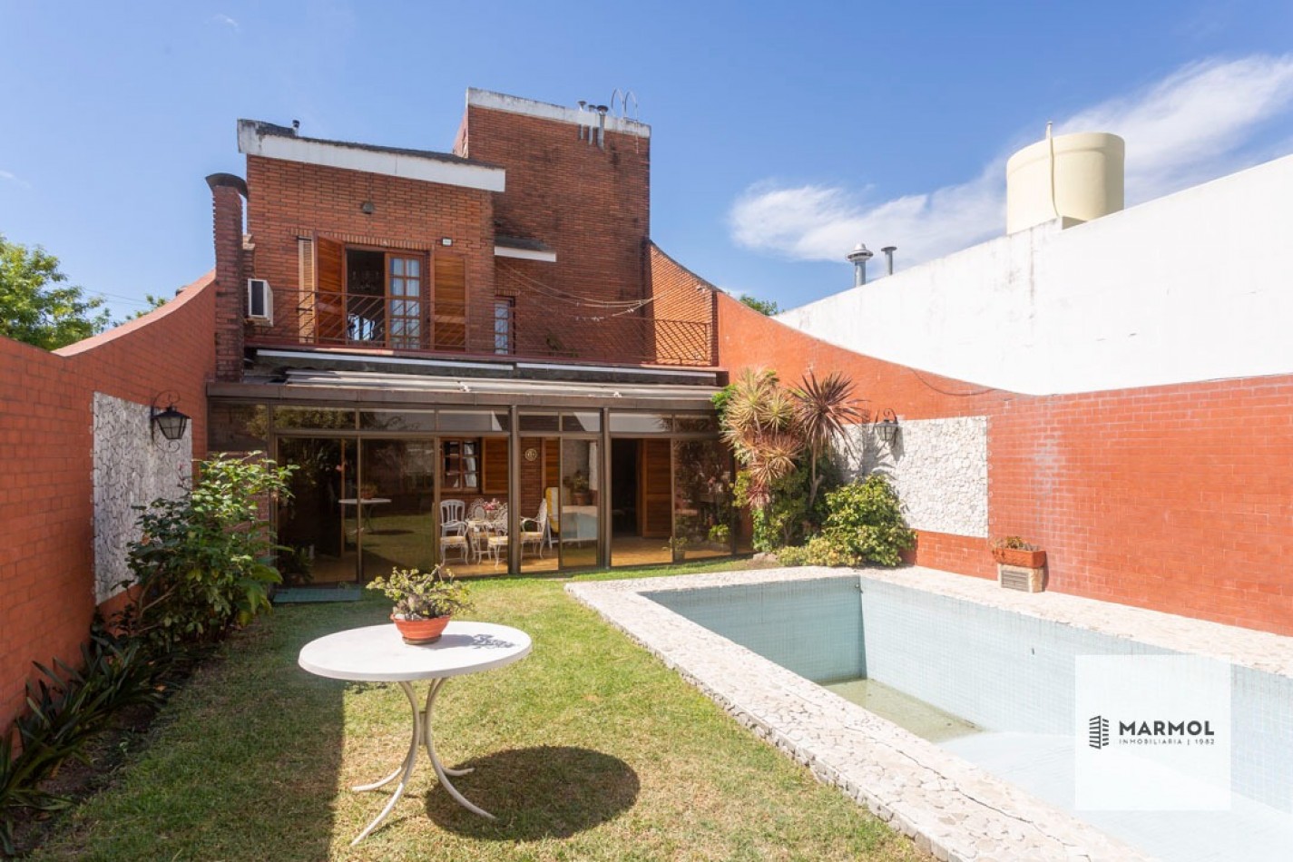 Extraordinaria Casa 4 amb con Parque, Piscina, Cochera para 3 autos y Ascensor