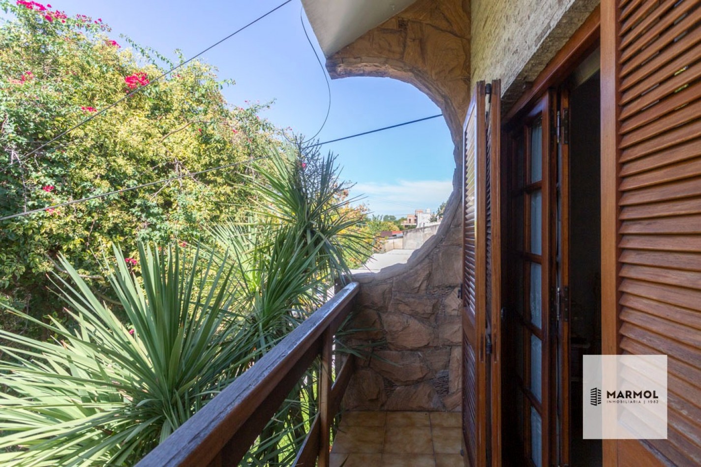 Extraordinaria Casa 4 amb con Parque, Piscina, Cochera para 3 autos y Ascensor