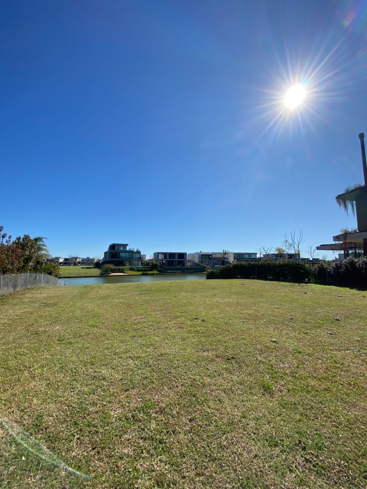 Espectacular Lote De 907m2 Al Agua En Virazon, Nordelta