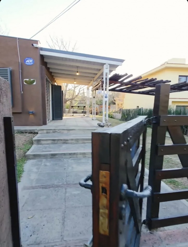 Casa Moderna sobre Lote Propio de 485m2 con Piscina 