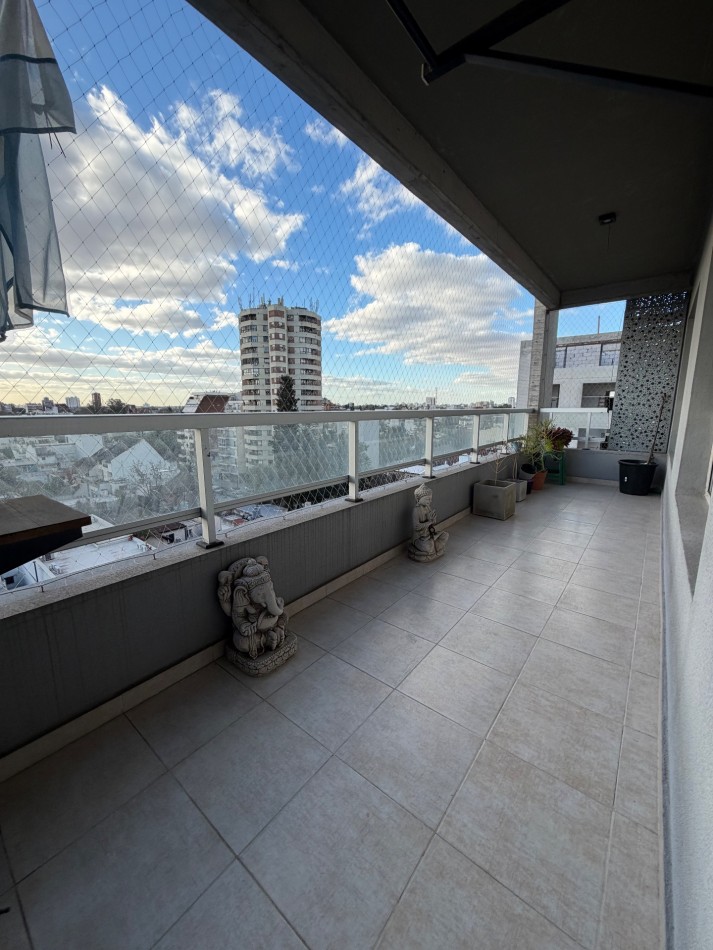 Excelente Departamento de 3 Ambientes con Cochera de mas de 100m2 en Alquiler