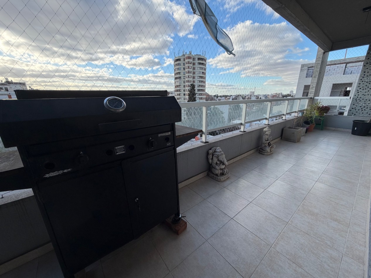 Excelente Departamento de 3 Ambientes con Cochera de mas de 100m2 en Alquiler
