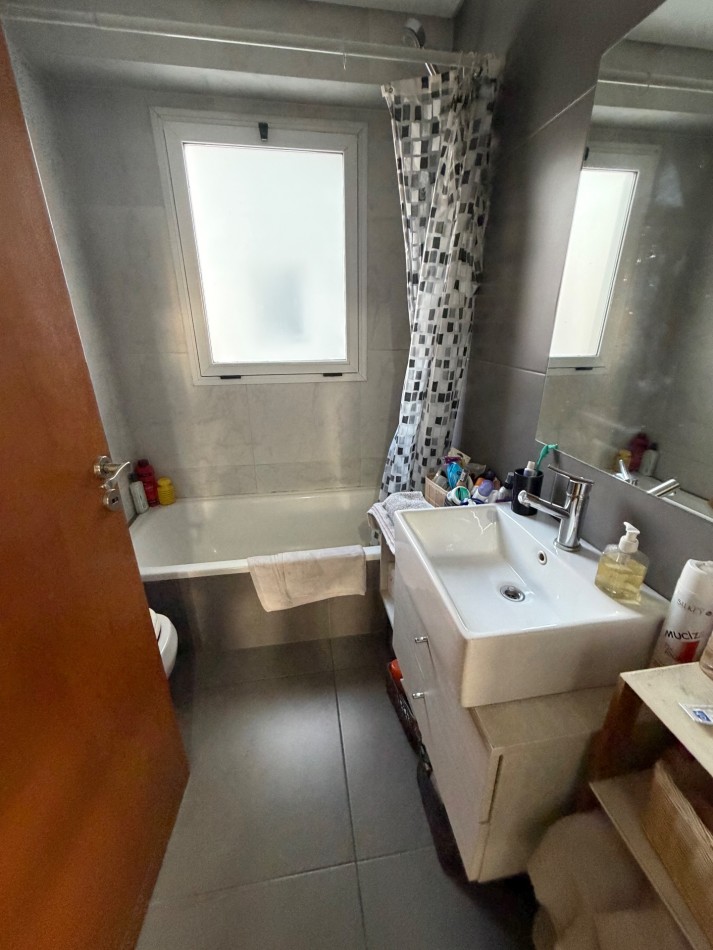 Excelente Departamento de 3 Ambientes con Cochera de mas de 100m2 en Alquiler