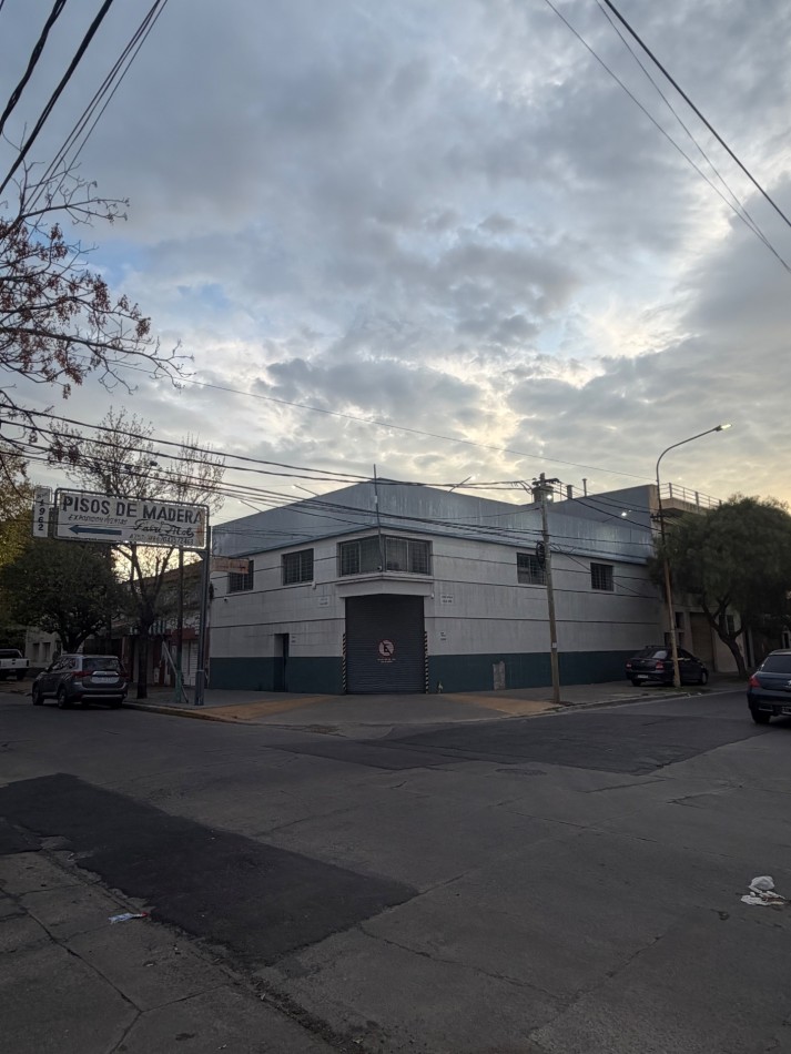 Galpon en Esquina con Doble Altura a Pasos Gral Paz y Lope de Vega