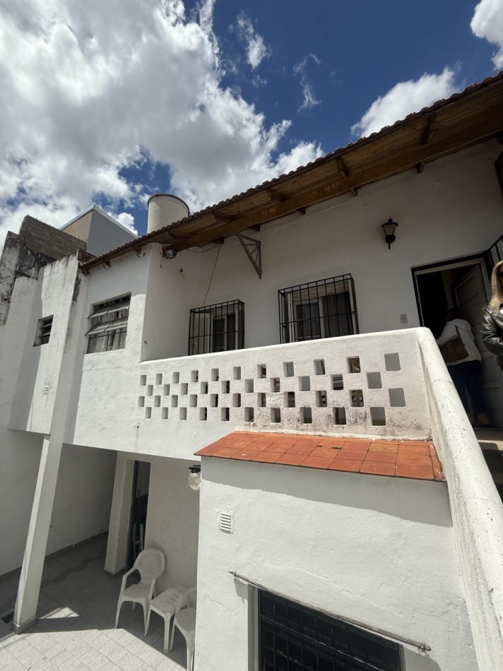 Casa Lote Propio con Jardin y cochera para 3 autos a Refaccionar 