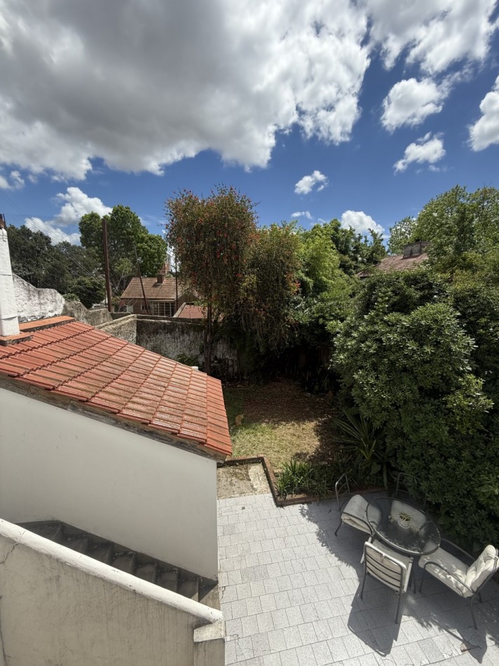 Casa Lote Propio con Jardin y cochera para 3 autos a Refaccionar 