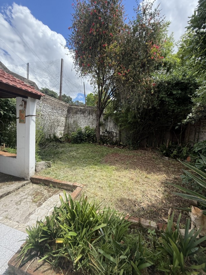Casa Lote Propio con Jardin y cochera para 3 autos a Refaccionar 