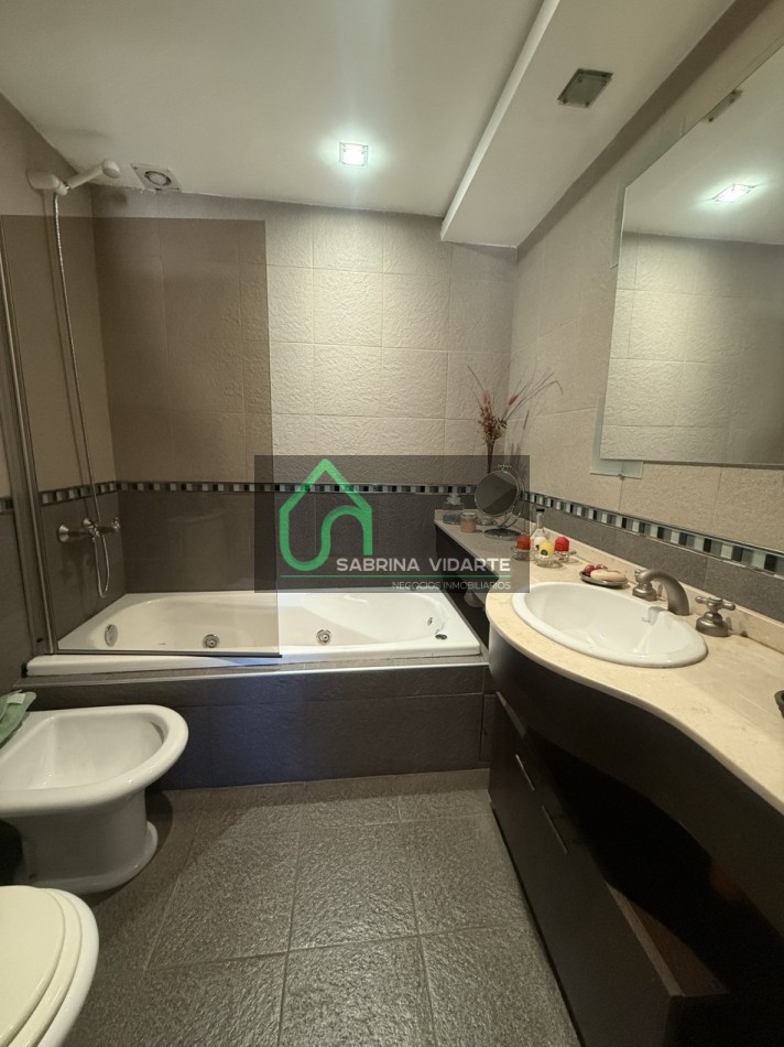 Espectacular Semipiso 4 Amb. + Cochera edificio con Piscina y parque 